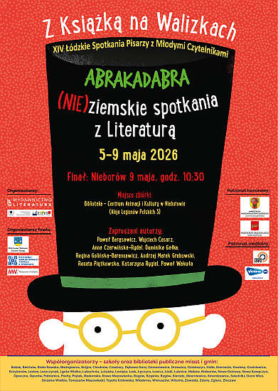 Z książką na Walizkach